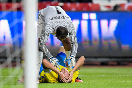 Sveriges Andreas Granqvist får hjälp av Turkiets målvakt