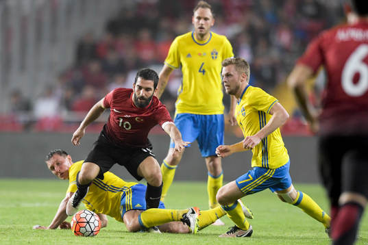 Sveriges Kim Källström och Turkiets Arda Turan