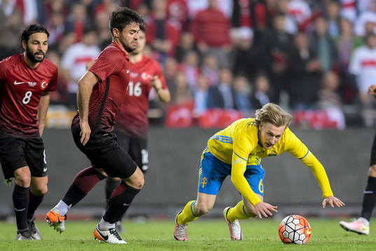 Sveriges Emil Forsberg och Turkiets Ahmet Çalik
