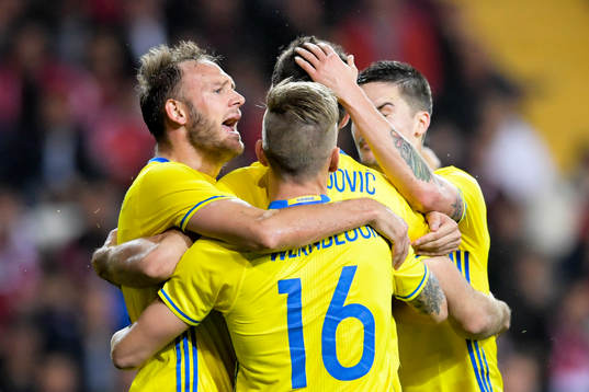 Sveriges Andreas Granqvist jublar med Pontus Wernbloom,
