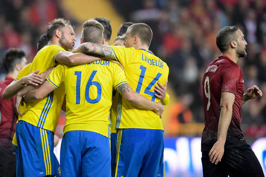 Sveriges Andreas Granqvist jublar med lagkamraterna