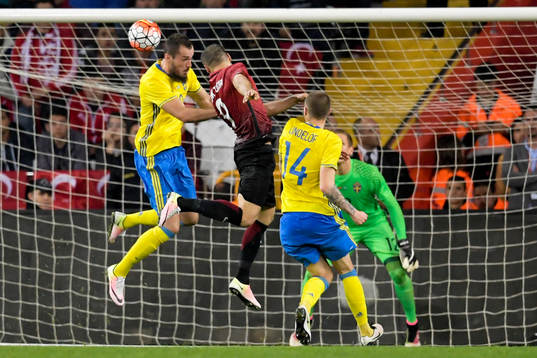 Turkiets Cenk Tosun nickar in 2-1 Sveriges Emir Kujovic och