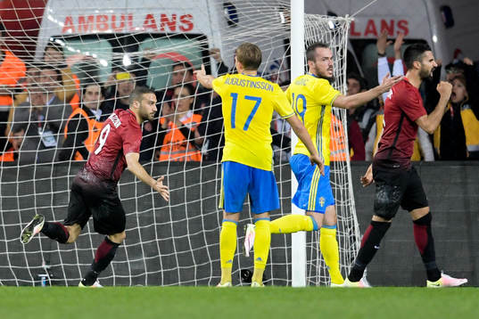 Turkiets Cenk Tosun jublar