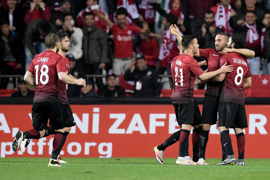 Turkiets Cenk Tosun jublar med lagkamraterna