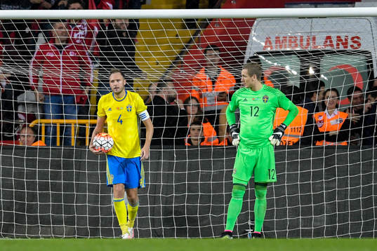 Sveriges Andreas Granqvist och målvakt Robin Olsen deppar