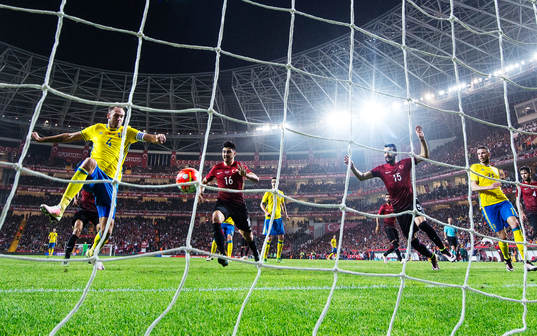 Sveriges Andreas Granqvist skjuter in 1-1