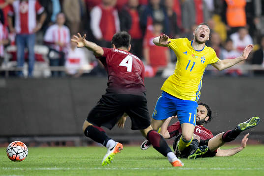 Sveriges Marcus Berg fälls av Turkiets Selcuk Inan