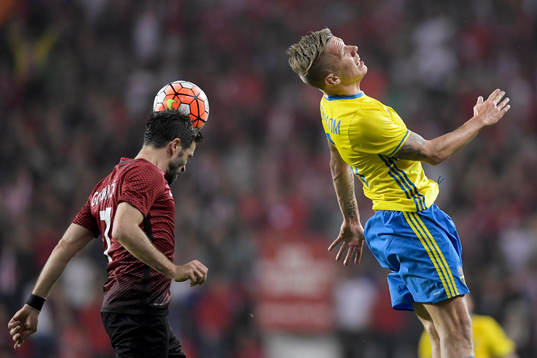 Turkiets Gökhan Gönül och Sveriges Pontus Wernbloom