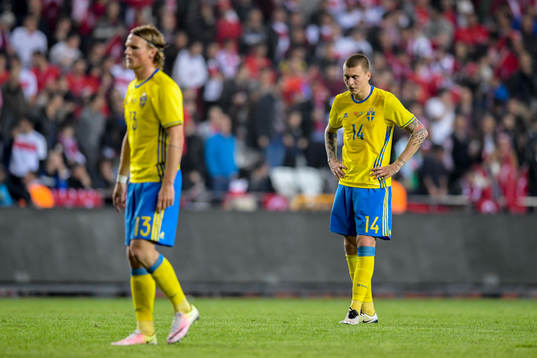 Sveriges Oscar Hiljemark och Victor Nilsson Lindelöf deppar
