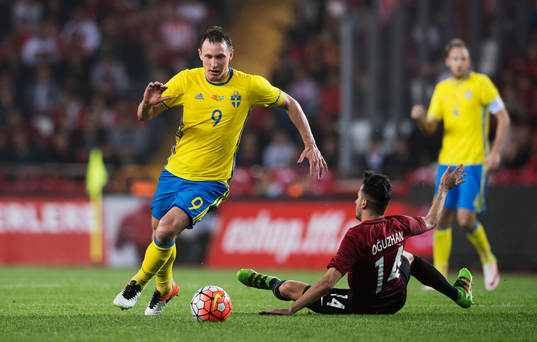 Sveriges Kim Källström tar sig förbi Turkiets Oguzhan