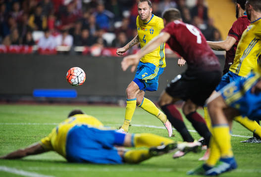 Sveriges Andreas Granqvist gör 1-1