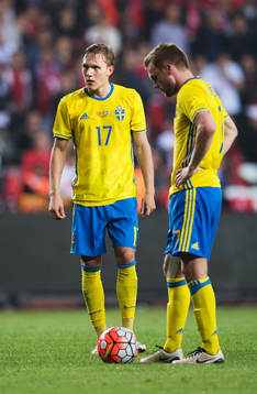 Sveriges Ludwig Augustinsson och Sebastian Larsson vid en
