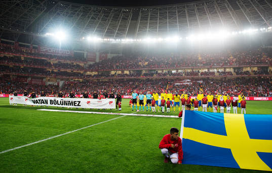 Turkiets och Sveriges spelare står uppställda