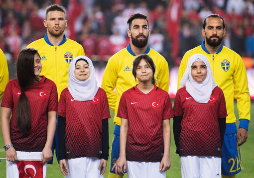 Flickor står framför Sveriges Marcus Berg, Jimmy Durmaz