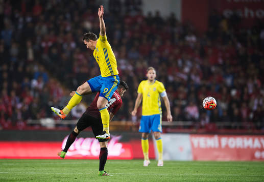 Sveriges Kim Källström i en luftduell med Turkiets