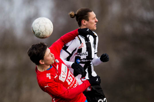 Östers Karl-Johan Lindblad och Landskronas Jonathan Levi