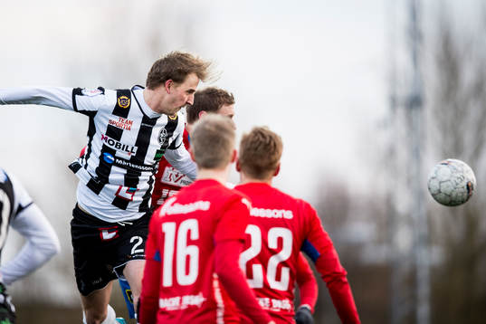 Landskronas Viktor Svensson nickar in 1-0 målet