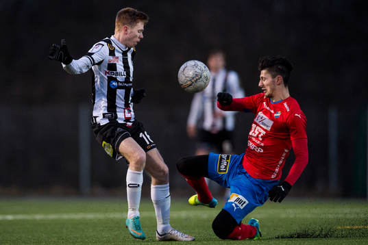 Landskronas Dennis Olofsson och Östers Elmin Nurkic