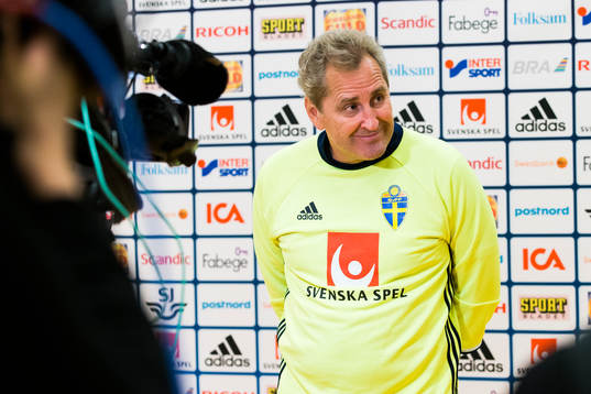 Förbundskapten Erik Hamrén blir intervjuad av media