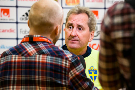 Förbundskapten Erik Hamrén blir intervjuad av media