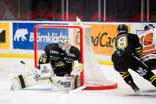 s målvakt Robin Rahm håller ett öga på AIK:s Andreas