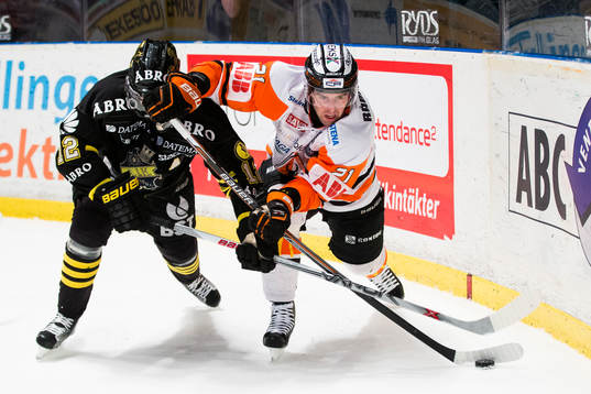 s Fredrik Hynning i kamp om pucken med Karlskronas Riley