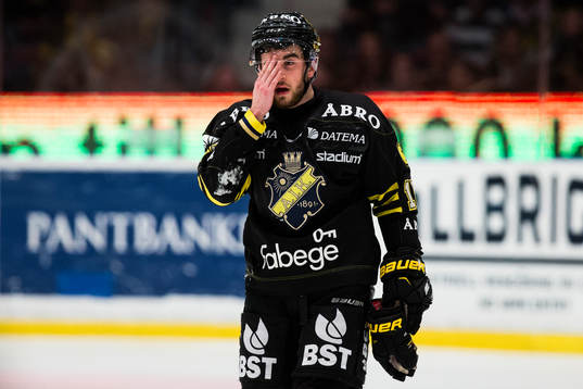 s Jonathan Andersson tar sig för ögat