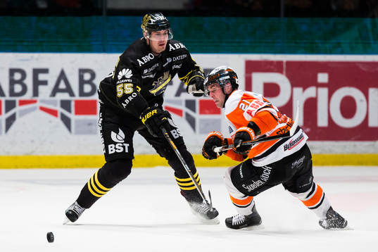 s Simon Fredriksson och Karlskronas Riley Holzapfel