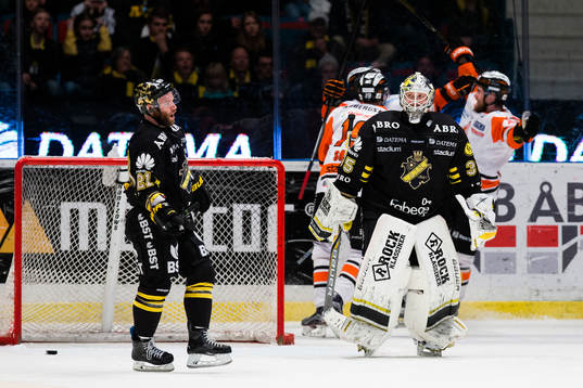 s Christian Sandberg och målvakt Robin Rahm deppar