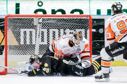 s Jesper Frödén kolliderar med Karlskronas målvakt Johan