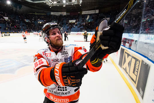 Karlskronas Alexander Viklund tackar publiken