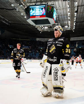 s målvakt Robin Rahm ser deppig ut när han lämnar isen