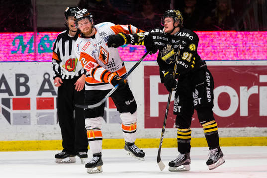Karlskronas Joachim Rohdin får en knytnäve svingad mot