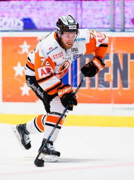 Karlskronas Joachim Rohdin med pucken