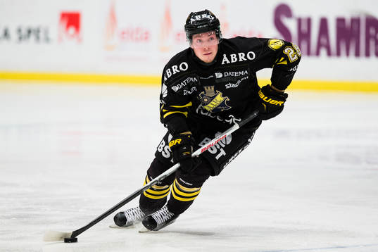 s Jesper Frödén med pucken