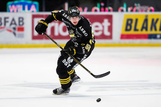 s Simon Fredriksson med pucken