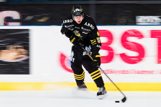 s Simon Fredriksson med pucken