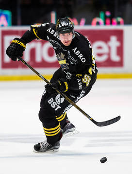 s Simon Fredriksson med pucken