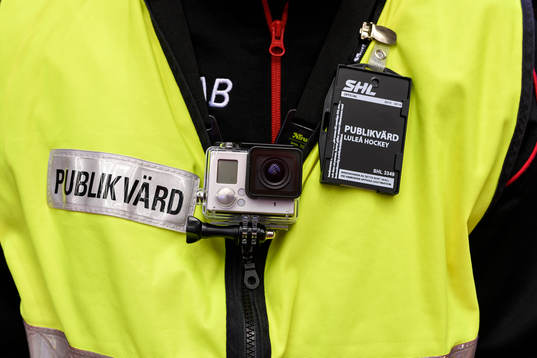 En publikvärd med gopro kamera på sitt bröst