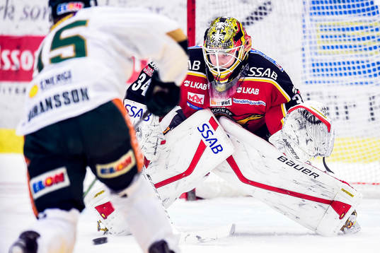Luleås målvakt Joel Lassinantti räddar straff från
