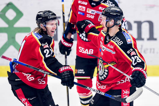 Luleås Emil Sylvegård och Lucas Wallmark jublar