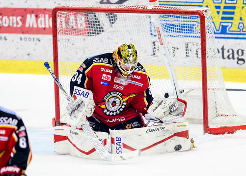 Luleås målvakt Joel Lassinantti räddar ett skott