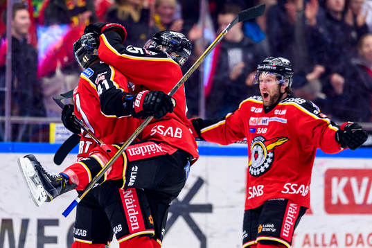 Luleås Ilari Melart kramas om av Christian Jaros