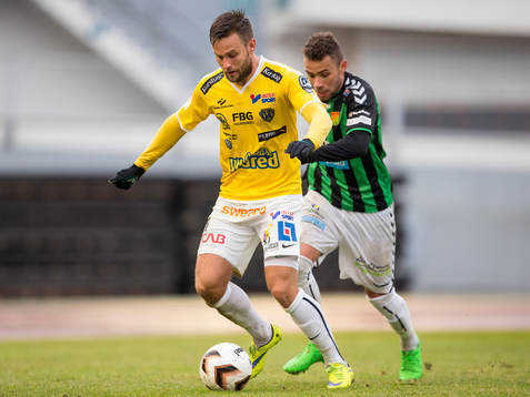 Falkenbergs Johannes Vall före GAIS Malkolm Moenza