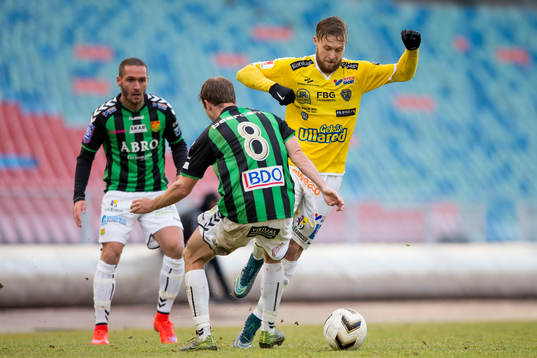 Falkenbergs Akseli Pelvas tar sig förbi GAIS Craig