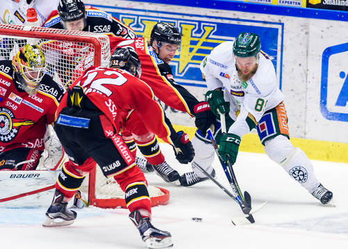 Färjestads Antti Tyrväinen försöker ta in pucken