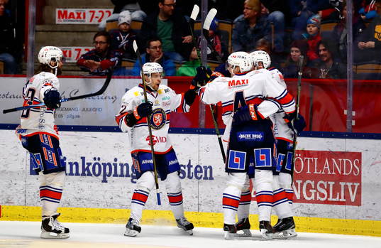 Jubel er mål 1-4 av Växjös Joakim Hillding