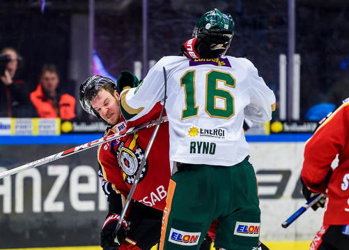 Luleås Brendan Mikkelson i bråk med Färjestads Johan Ryno