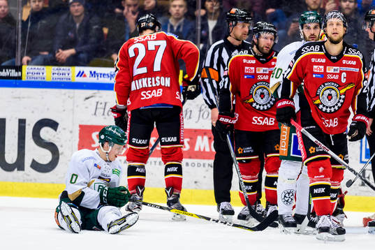 Färjestads Joel Eriksson Ek sitter på isen