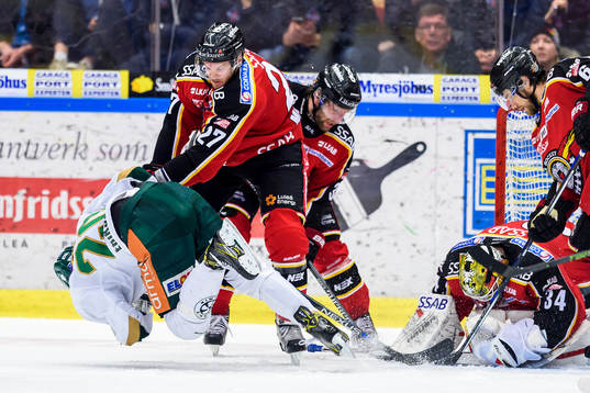 Luleås Brendan Mikkelson kastar omkull Färjestads Joel